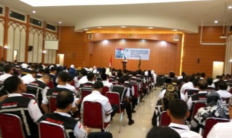 Pelepasan kebarangkatan petugas Panitia Penyelenggara Ibadah Haji (PPIH) Arab Saudi di Asrama Haji Pondok Gede, Jakarta, Jumat (7/8) malam. 