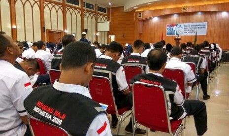 Pelepasan kebarangkatan petugas Panitia Penyelenggara Ibadah Haji (PPIH) Arab Saudi 1437H/2016M di Asrama Haji Pondok Gede, Jakarta, Jumat (7/8).