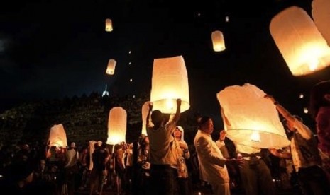 Pelepasan Lampion saat Waisak sebagai acara puncak di Candi Borobudur