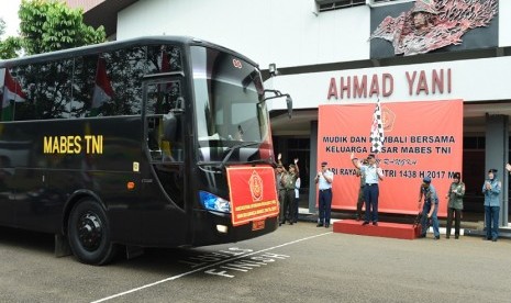 Pelepasan mudik gratis di Mabes Cilangkap, Kamis (22/6)