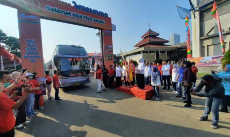 Pelepasan mudik gratis Warmindo yang diadakan PT Indofood di Masjid Islamic Center Bekasi, Rabu (19/4/2023).