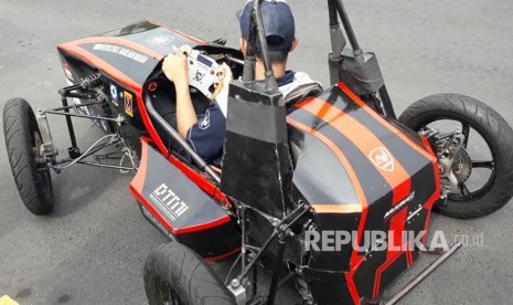 Pelepasan parade kendaraan listrik Fakultas Teknik Universitas Gadjah Mada (UGM) di Bundaran UGM, Ahad (18/2).  Parade terdiri 9 kendaraan seperti mobil, motor, becak, sepeda, dan dilepas Rektor UGM dan Dekan Fakultas Teknik UGM.