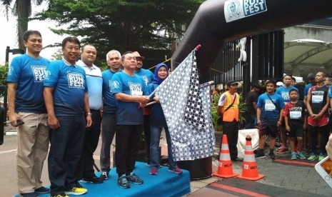 Pelepasan peserta Charity Run Festival 2017 oleh Ketua MPR Zulkifli Hasan (memegang bendera).