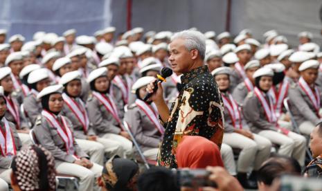 Gubernur Jawa Tengah Ganjar Pranowo kala melepas peserta didik kelas XII di SMKN Kota Semarang.