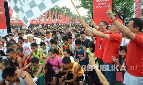 Pelepasan peserta lomba lari 'IndiHome Run 2016' di depan Gedung Telkom Indonesia, Kota Bandung. (Republika/Edi Yusuf)