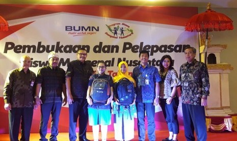 Pelepasan peserta Siswa Mengenal Nusantara Provinsi Bali di Denpasar, Bali, Ahad (16/7). 