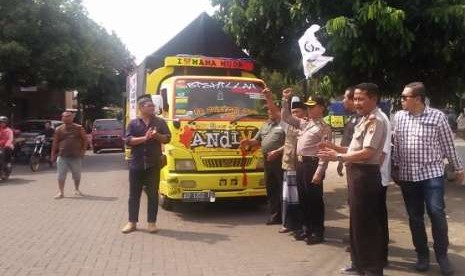 Pelepasan sembilan truk logistik kemanusiaan ACT Jawa Tengah menuju Palu dan Lombok di halaman Masjid Jatisari, Kecamatan Mijen, Kota Semarang, Jumat (6/10)