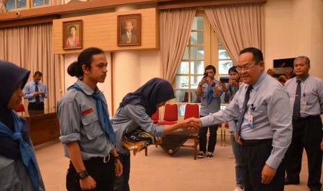 Pelepasan tim Dharma UNY Nusantara oleh Rektor UNY Prof Sutrisna Wibawa.