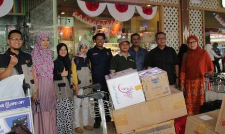 Pelepasan tim medis kedua Universitas Islam Indonesia (UII) ke RSUD  Lombok Utara di Bandara Adi Sutjipto.  Ini jadi keberangkatan ketiga usai UII mengirim tim medis dan bantuan logistik ke Lombok beberapa waktu lalu.