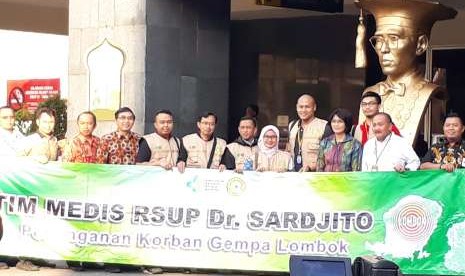 Pelepasan tim medis RSUP Dr Sardjito ke Lombok oleh Direktur Utama RSUP Dr Sardjito, Darwito. 