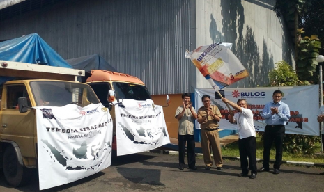 Pelepasan truk pembawa 100 ton beras dari gudang Bulog Linggajaya, Kota Tasikmalaya, Selasa (9/1). Beras medium dengan harga sembilan ribu rupiah per kilogram ini digunakan untuk menstabilkan harga.