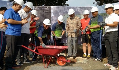 Peletakan batu pertama (ground breaking) revitalisasi Lapangan Banteng oleh Pelaksana Tugas (Plt) Gubernur DKI Jakarta Sumarsono, Jumat (17/3)