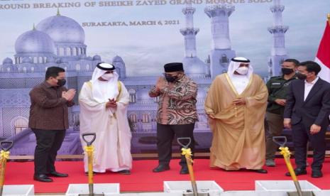  Peletakan batu pertama Masjid Sheikh Zayed di Solo, dihadiri Menteri Agama, Yaqut Cholil Qoumas, Menteri BUMN Erick Thohir, Menteri Energi & Infrastuktur Uni Emirat Arab (UEA) H.E Suhail Mohammed Al Mazrouei, Duta Besar UEA untuk Indonesia H.E Amb. Abdullah Salem Obaid Al Dhaheri, Ketua Otoritas Umum Bidang Urusan Islam, dan Walikota Solo Mas Gibran Rakabuming Raka, Sabtu (6/3).