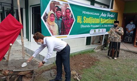 peletakan batu pertama pembangunan Aula Pertiwi Hj Sudjiatmi Notomihardjo  di pondok Pesantren Al-Mizan Jatiwangi Majalengka.