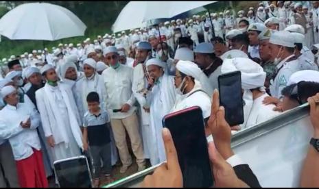 Habib Rizieq Letakan Batu Pertama Masjid di Markaz Syariah. Foto: Peletakan batu pertama pembangunan masjid di Markaz Syariah oleh imam besar FPI, Habib Rizieq Shihab, Jumat (13/11).