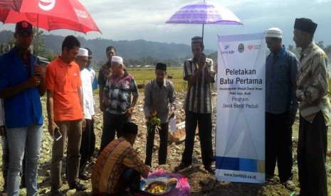 Peletakan batu pertama pembangunan masjid di Pidie, Aceh.