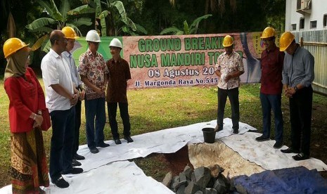 Peletakan batu pertama pembangunan Nusa Mandiri Tower di Depok, Senin (8/8/2016).