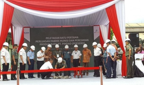 Peletakan batu pertama pembangunan pabrik amunisi PT Pindad (Persero) di Turen, Kabupaten Malang, Senin (9/10).