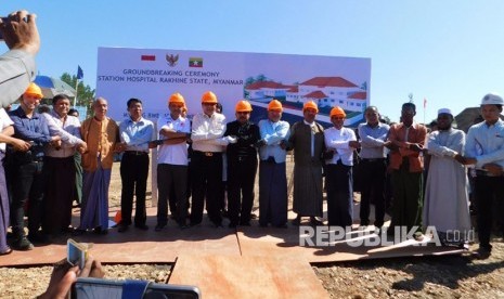 Peletakan batu pertama pembangunan Rumah Sakit Indonesia di Rakhine, Myanmar, Ahad (19/11).