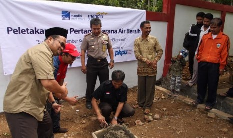 Peletakan batu pertama sumber air di desa Mekarmukti bantuan dari BPZIS Mandiri dan PKPU.