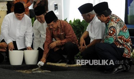 Peletakan Batu Pertama. Wakil Presiden Jusuf Kalla (tengah) yang juga Ketua Umum Dewan Masjid Indonesia bersama Komisaris Utama Republika Erick Thohir (kiri), Direktur PT Adaro Energy Tbk Garibaldi Thohir (kedua kiri) , Menteri Pekerjaan Umum dan Perumahan Rakyat Basuki Hadimuljono (kedua kanan) dan Menteri Agraria dan Tata Ruang/Kepala BPN Sofyan Djalil (kanan).