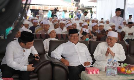  Peletakkan batu pertama dilakukan oleh Gubernur Kalsel Sahbirin Noor beserta sejumlah ulama yaitu KH Wildan Salman, KH Khatim Salman, KH Hasanuddin, Guru Muaz, KH Fadlan Asy’ary, KM M Husin, KH Fauzan Shaleh, Guru Oton. 