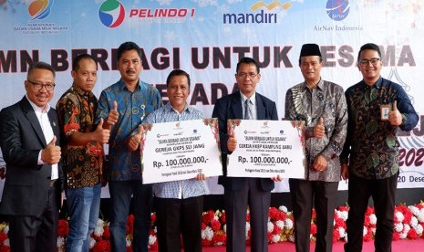 Pelindo 1, Bank Mandiri dan AirNav Indonesia menggelar kegiatan BUMN Berbagi Kasih untuk Sesama di TanjungPinang baru-baru ini.. 