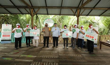 Pelindo 1 hadir dengan melakukan rangkaian program CSR (Corporate Social Rensposibility) dengan tema “Cintai Mangrove Sejak Dini”. Acara ini diisi dengan berbagai kegiatan yang mencerminkan angka HUT RI ke-75 seperti  penanaman 2.020 bibit mangrove.