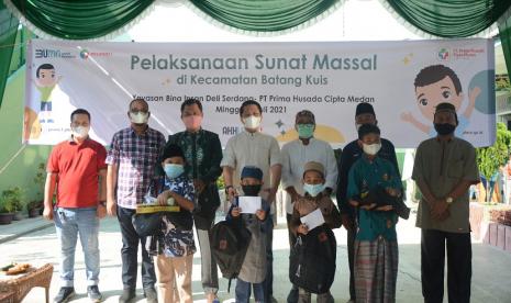  Pelindo 1 menggelar kegiatan Bakti Sosial Sunat Massal di Yayasan Bina Insan (SD IT Bina Insan) Batang Kuis pada Ahad (4/7). Kegiatan ini secara simbolis dibuka oleh Senior Vice President (SVP) Corporate Secretary Pelindo 1, Basuki Soleh, dan dihadiri Direktur Utama PT Prima Husada Cipta Medan, Imron Eryandy, Sekretaris Camat Batang Kuis, Junedi, Pembina Yayasan Bina Insan, Muklis, dan Kepala Bidang Pendidikan Bina Insan, Muhammad Hartoyo.