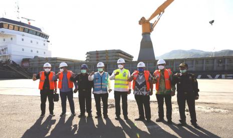 Wakil Gubernur Sumut, Musa Rajekshah (tengah), General Manager Pelindo 1 Sibolga, M.Eriansyah (keempat dari kiri) bersama instansi lainnya usai seremonial pelepasan Kapal Ekpsor Perdana di Pelabuhan Sibolga.