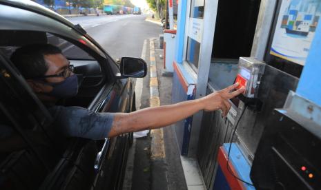 Pelindo 3 terapkan pembayaran non tunai bagi pengguna jasa yang mengakses gerbang di kawasan Pelindo 3.  