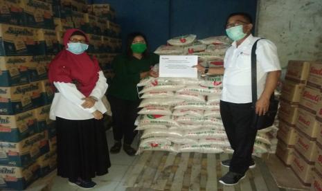 Pelindo I dan Poldasu bersinergi menyalurkan bantuan beras untuk masyarakat terdampak Covid-19.