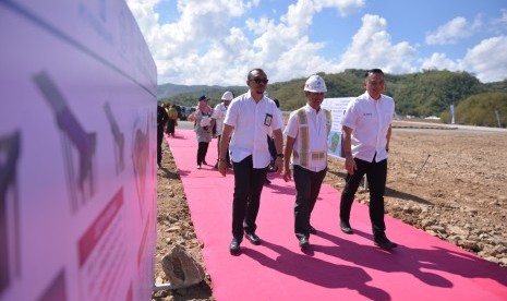 Pelindo III melakukan groundbreaking pembangunan dermaga cruise dan peti kemas Terminal Gili Mas di Lombok Barat, NTB, Kamis (5/7).