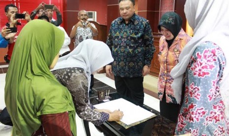 Pelindo III memberikan bantuan kepada tiga kabupaten di Jawa Timur.