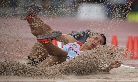 Pelompat jauh Bali Maria Natalia Londa bertanding dalam babak final lompat jauh putri cabang atletik PON Papua di Stadion Atletik Mimika Sport Center, Kabupaten Mimika, Papua, Selasa (5/10/2021). Maria Londa meraih medali emas dalam nomor tersebut, sementara medali perak diraih atlet Nusa Tenggara Barat (NTB) Rohani dan medali perunggu diraih atlet Papua Vinsensia Awutet Amjaram. 