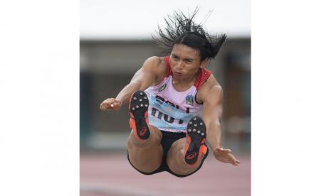 Pelompat jauh Bali Maria Natalia Londa bertanding dalam babak final lompat jauh putri cabang atletik PON Papua di Stadion Atletik Mimika Sport Center, Kabupaten Mimika, Papua, Selasa (5/10/2021). Maria Londa meraih medali emas dalam nomor tersebut, sementara medali perak diraih atlet Nusa Tenggara Barat (NTB) Rohani dan medali perunggu diraih atlet Papua Vinsensia Awutet Amjaram.