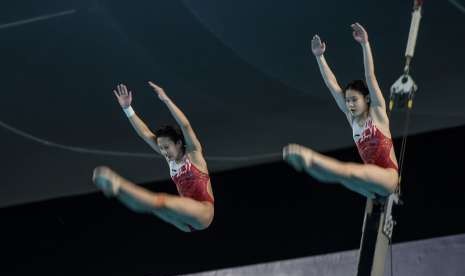 Peloncat Indah Cina Zhang Jiaqi dan Zhang Minjie melakukan loncatan pada Final Loncat Indah Putri Platform 10 meter Sinkronisasi Asian Games ke-18 Tahun 2018 di Aquatic Center, Gelora Bung Karno, Jakarta, Selasa (28/8). Tim Cina berhasil meraih medali emas. 