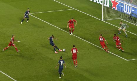 Peluang Kylian Mbappe di depan gawang Muenchen.