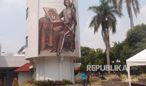 Pelukis Raden Saleh (1811-1880) dalam lukisan mural di sebuah dinding di Taman Ismail Marzuki, Pusat Kesenian Jakarta, Jakarta, Rabu (21/11/2018). 