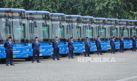  Peluncuran 200 unit bus listrik baru Transjakarta di kawasan Monas, Jakarta Pusat, Selasa (10/12/2024).