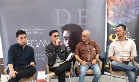 Peluncuran album Dekade oleh penyanyi Afgan (kedua dari kiri).