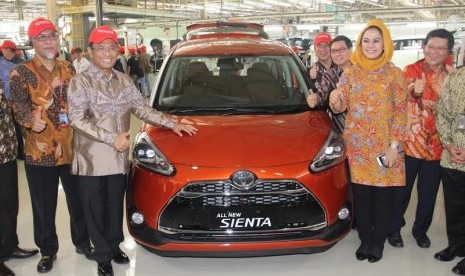 peluncuran All New Sienta produksi PT Toyota Motor Manufacturing Indonesia (TMMIN) di Karawang, Senin (25/7).