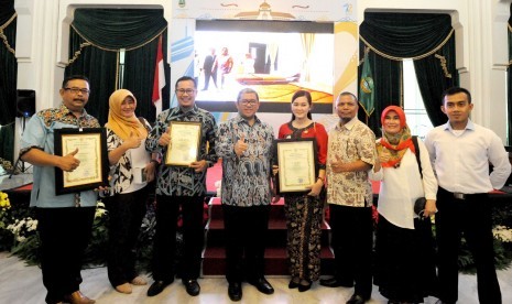 Peluncuran aplikasi integrasi pendapatan danbelanja online di Gedung Sate, Kota Bandung, belum lama ini. 