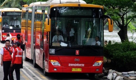  Peluncuran armada baru bus Transjakarta gandeng di Halte TransJakarta Ancol, Jakarta Utara, Rabu (22/1).    (Republika/Yasin Habibi)