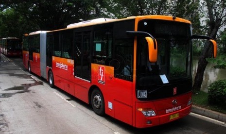  Peluncuran armada baru bus Transjakarta gandeng di Halte TransJakarta Ancol, Jakarta Utara, Rabu (22/1).    (Republika/Yasin Habibi)