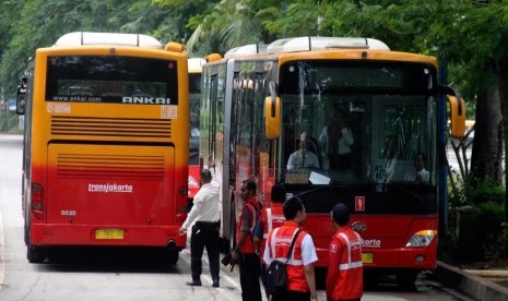  Peluncuran armada baru bus Transjakarta gandeng di Halte TransJakarta Ancol, Jakarta Utara, Rabu (22/1).    (Republika/Yasin Habibi)