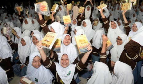 Peluncuran Ayat-Ayat Cinta 2. Sejumlah pelajar mengikuti peluncuran perdana buku Ayat-Ayat Cinta 2 di Pondok Pesantren Modern Ummul Quro Al-Islami di Lewiliang, Bogor, Jawa Barat, Kamis (26/11).