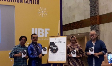 Peluncuran buku antologi puisi Indonesia-Malaysia oleh Mohd Khair Ngadiron (ITBM) dan Kartini Nurdin (YPOI) (foto atas), D Zawawi Imron (foto tengah) dan Ahmadun Y Herfanda (foto bawah) membacakan puisi.