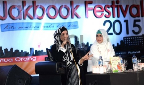 Peluncuran Buku Astrie Ivo. (dari kiri) Selebriti Inneke Koesherawati bersama Selebriti sekaligus penulis buku Astrie Ivo menjadi pembicara saat peluncuran buku di sela gelaran JakBook Edu Fair 2015 di Parkir Timur Senayan, Jakarta, Rabu (29/7).