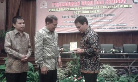 peluncuran buku dan seminar bertajuk 'Pergeseran Pemikiran Hukum Dari Era Yunani Menuju Post Modernisme', kerjasama MPR RI dengan Program Doktor Ilmu Hukum Universitas Diponegoro Semarang, diikuti sekitar 300 peserta dari kalangan dosen, mahasiswa dan elem